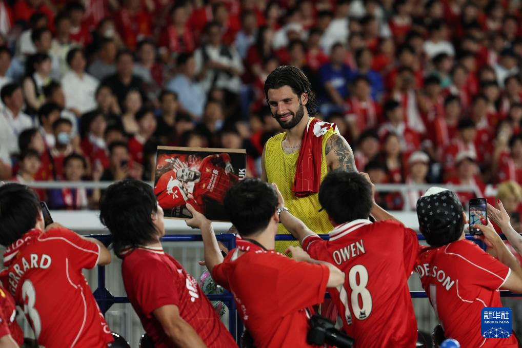 利物浦球员破门得分，赢得球迷喝彩()