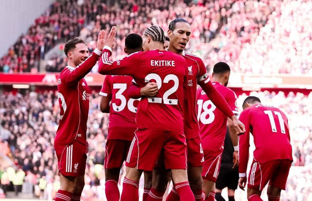 利物浦球员破门得分，赢得球迷喝彩()