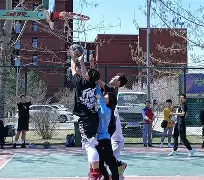 篮球场上的激烈角逐，谁能笑到最后？()