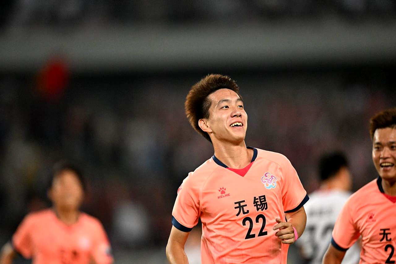 青年球员拼尽全力，为球队捧回胜利()