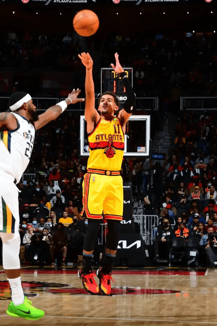 老鹰内外开花取胜，看板凳深度得分数据超群()