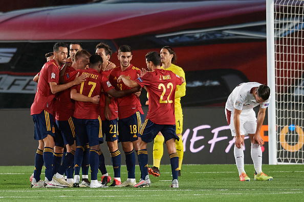 西班牙队连续不败，继续领跑积分榜()