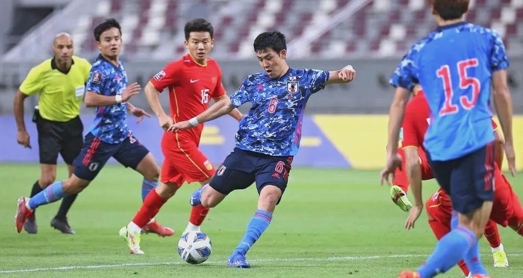 激烈足球对决再展魅力，球场披荆斩棘()