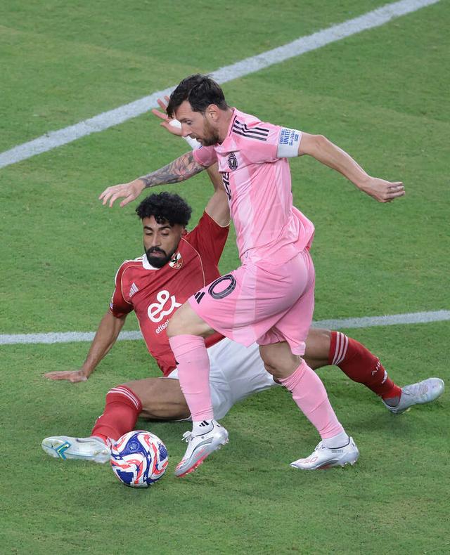 激烈足球对决再展魅力，球场披荆斩棘()