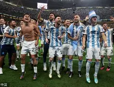 实力对比悬殊，球队在场上展现出色默契()