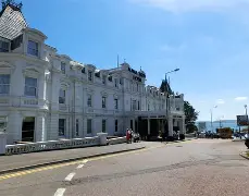 南安普顿客场逼平布莱顿，争取积分()